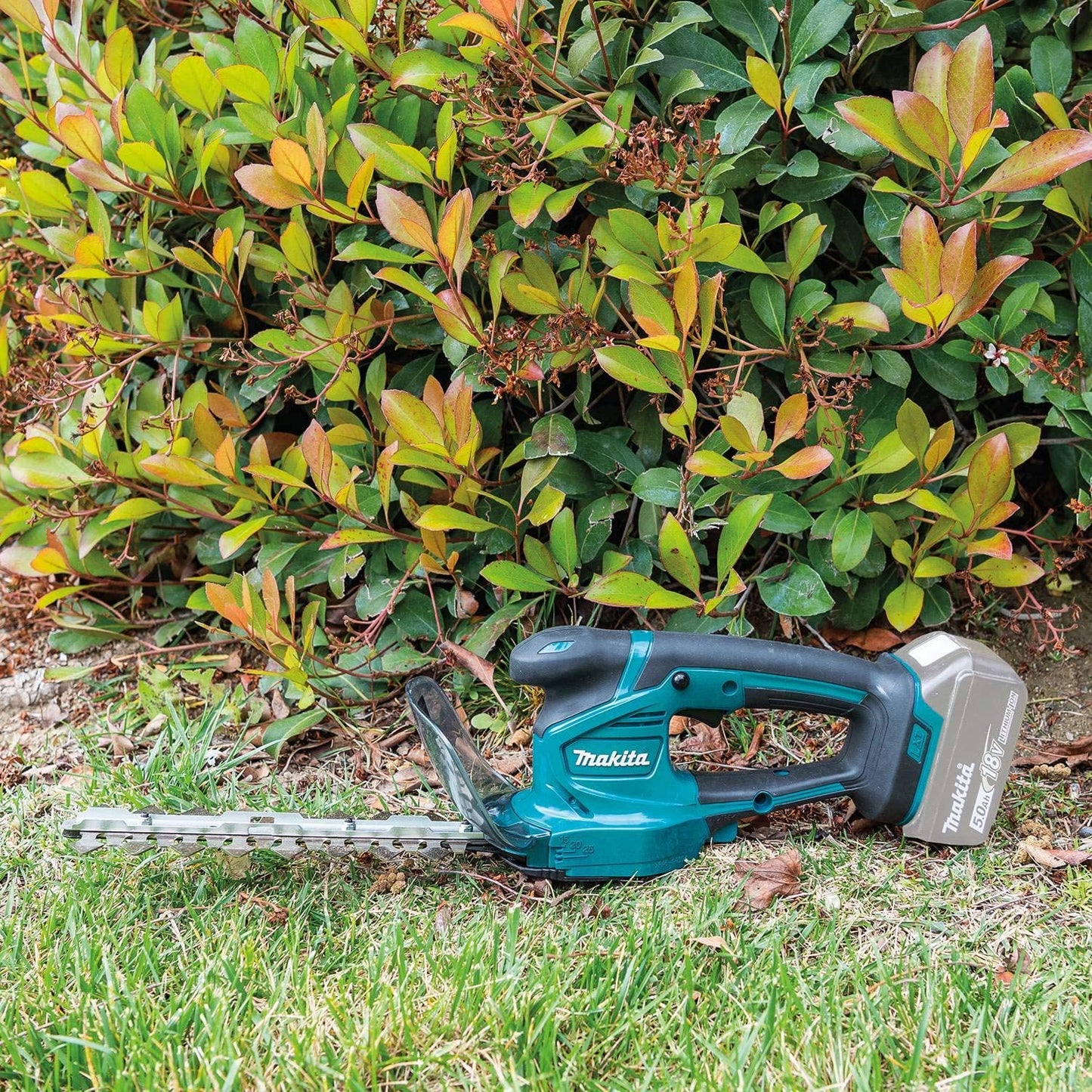 Makita 18V LXT Lithium-Ion Cordless Grass Shear with Hedge Trimmer Blade, Tool Only