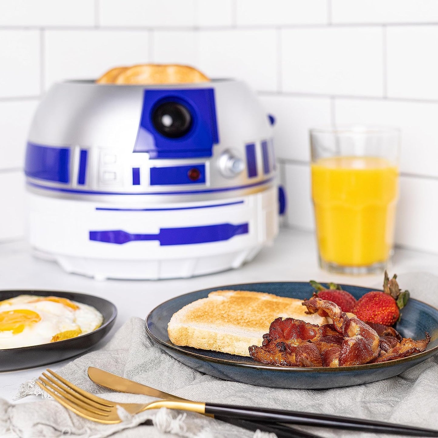 Uncanny Brands 800-Watt Star Wars R2-D2 Halo 2-Slice Toaster