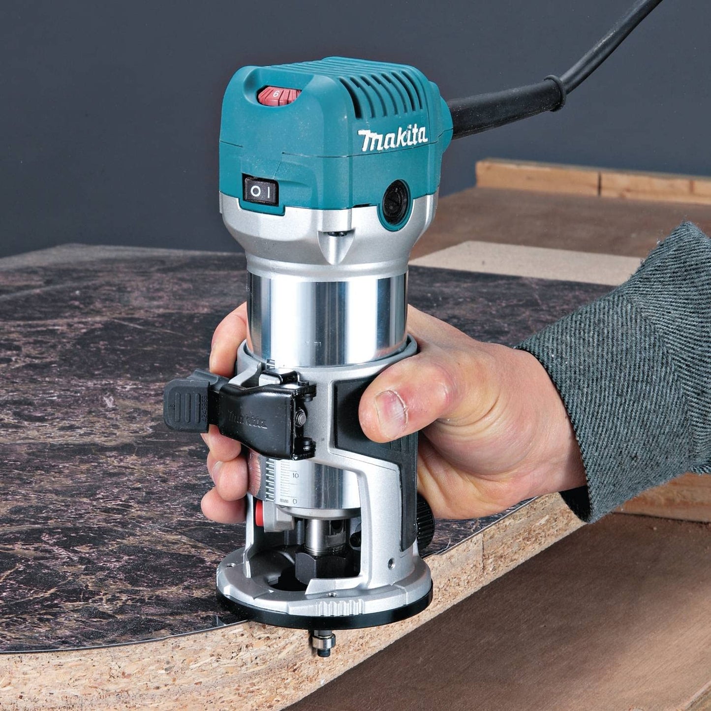 Makita  6.5 Amp 1-1/4 HP Corded Fixed Base Variable Speed Compact Router with Quick-Release