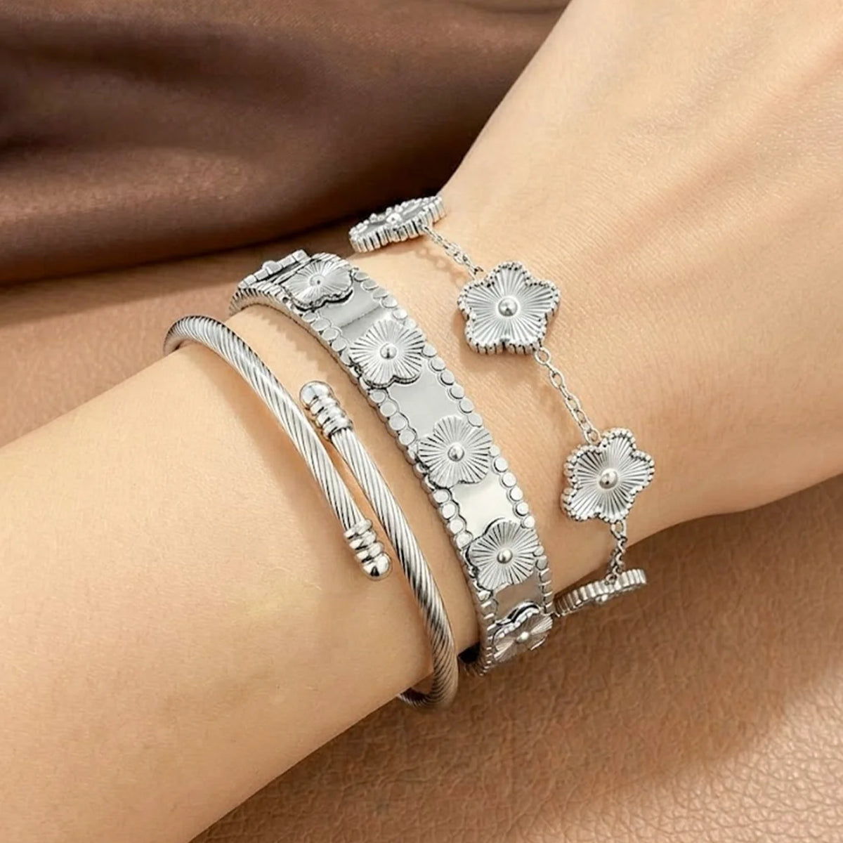 3pcs 18K Gold Plated 304 Stainless Steel Women's Clover Bracelet & Bangle Set, Minimalist Clover Jewelry Set, Layered Jewelry Set For Women, Suitable For Daily/Summer/Beach/Back To School/Wearing