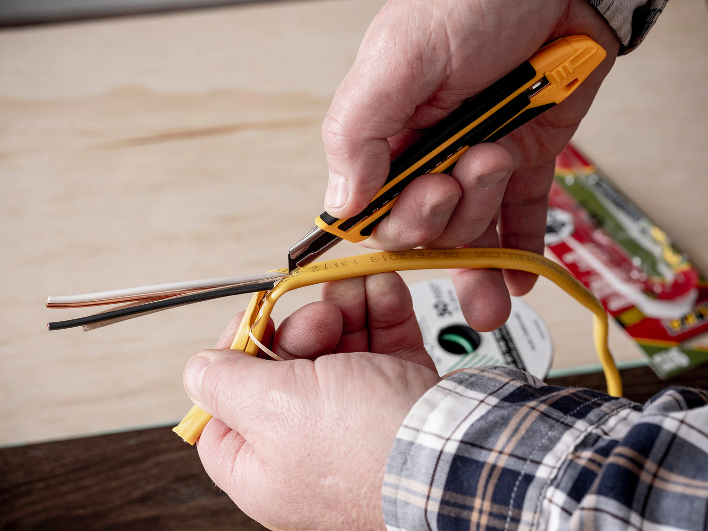 Standard Duty Auto-Lock 9Mm 1 -Blade Retractable Utility Knife (With Snap-Off Blade)